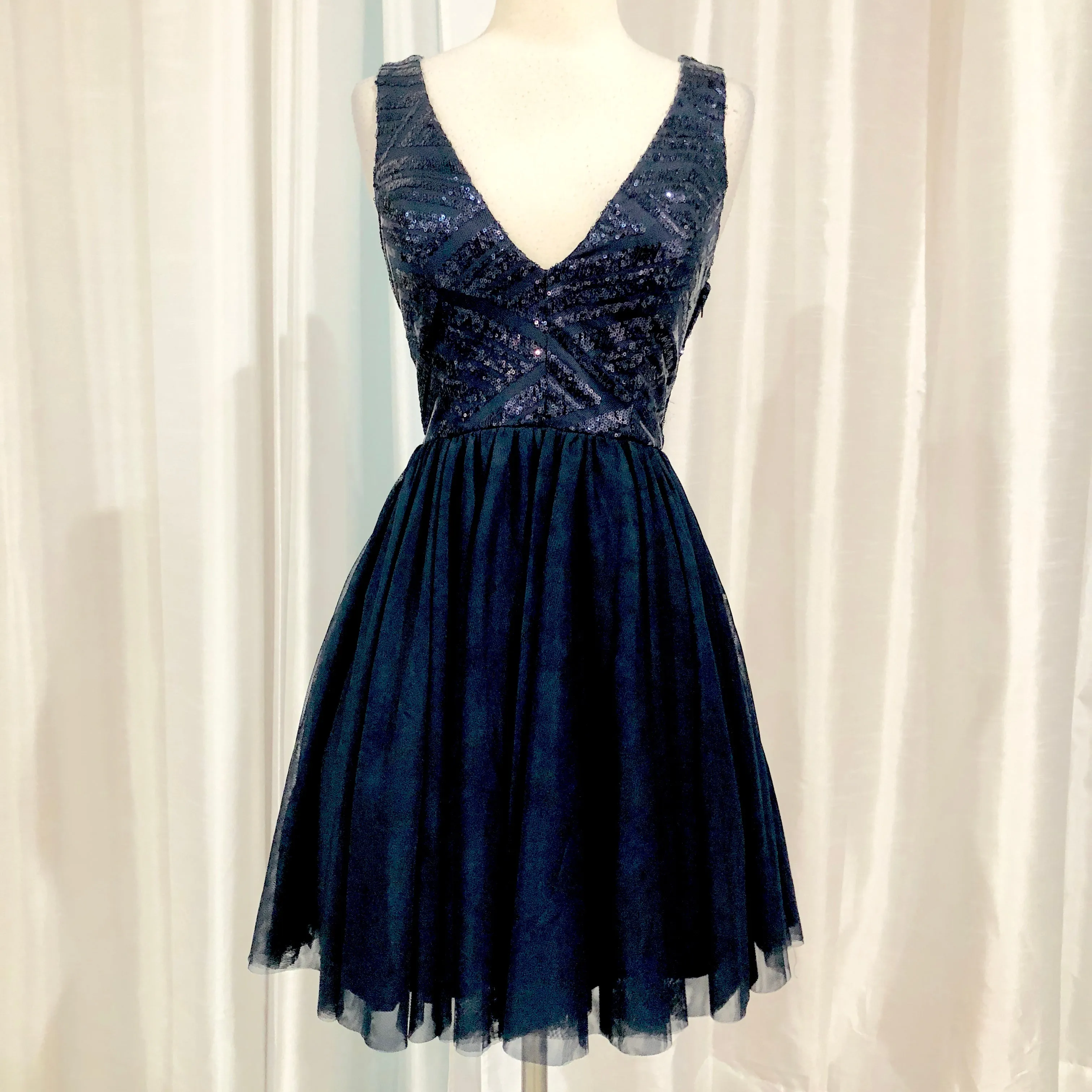 BOUTIQUE Short Navy Sequined Gown Size 5 NWT