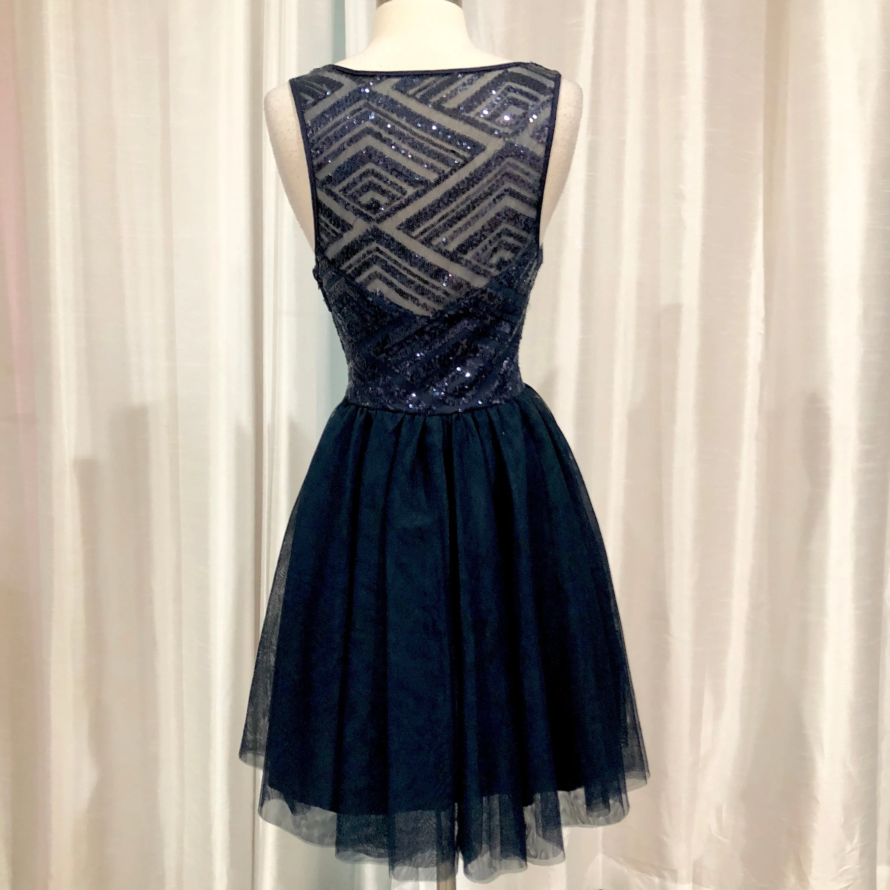 BOUTIQUE Short Navy Sequined Gown Size 5 NWT