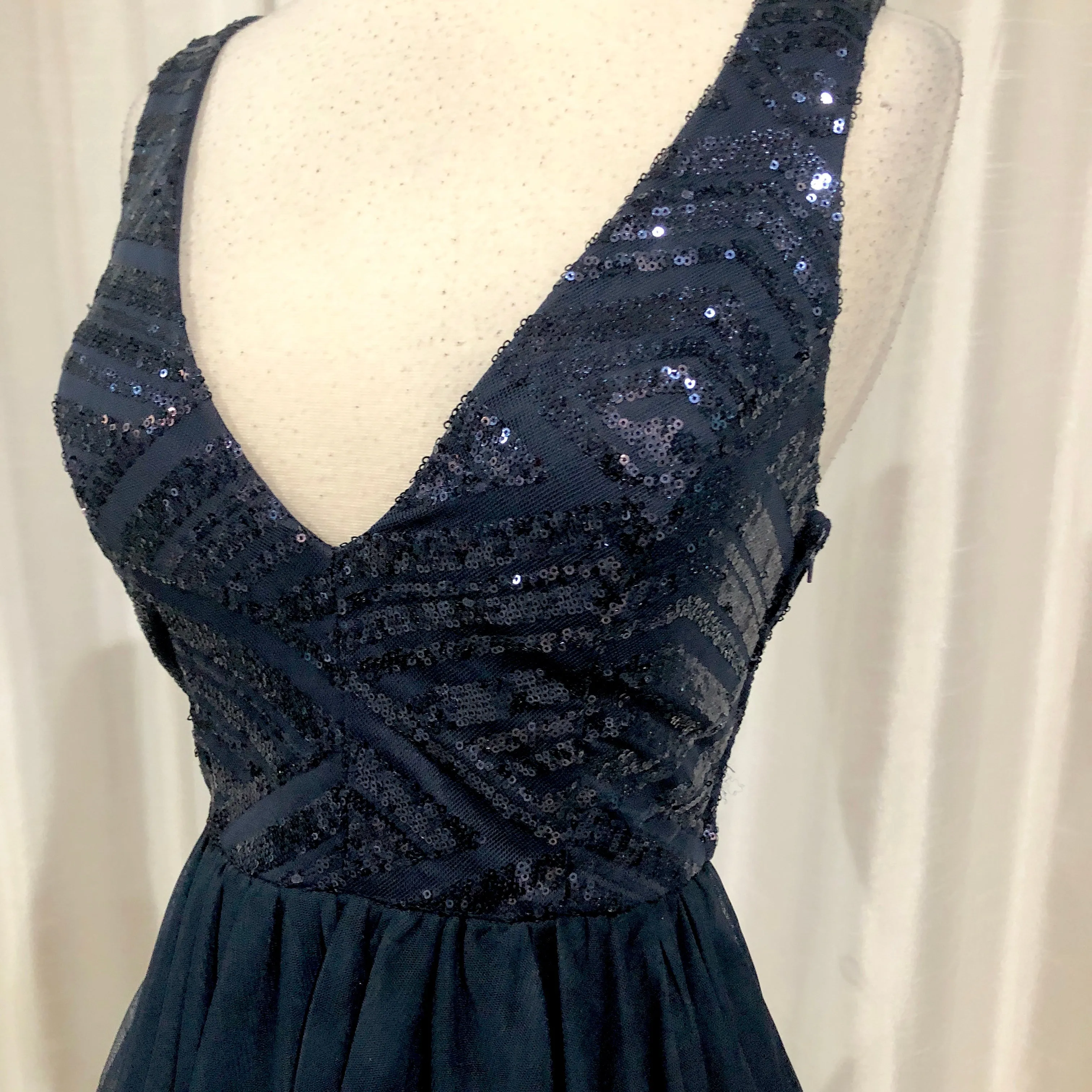 BOUTIQUE Short Navy Sequined Gown Size 5 NWT